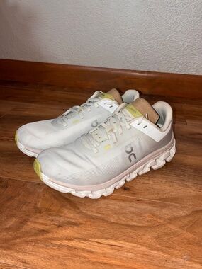 On Cloud Women’s Cloudflow 4 Athletic Running Sneakers Shoes, white - size 6